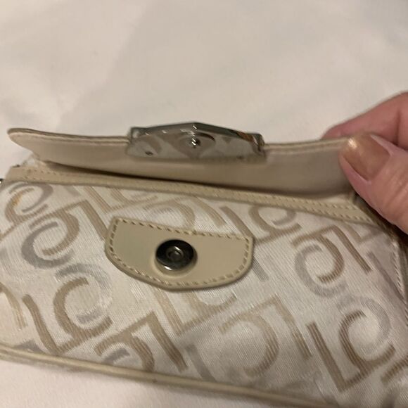 Liz Claiborne Wristlet w/leather trim. Zip around w/zipper pocket & snap closure - Picture 5 of 10